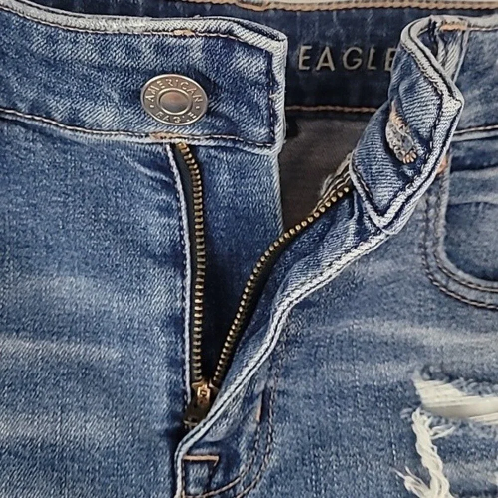 American Eagle Medium Wash High-Rise Shortie Super Stretch Jean Shorts. Size 4. - Picture 3 of 6